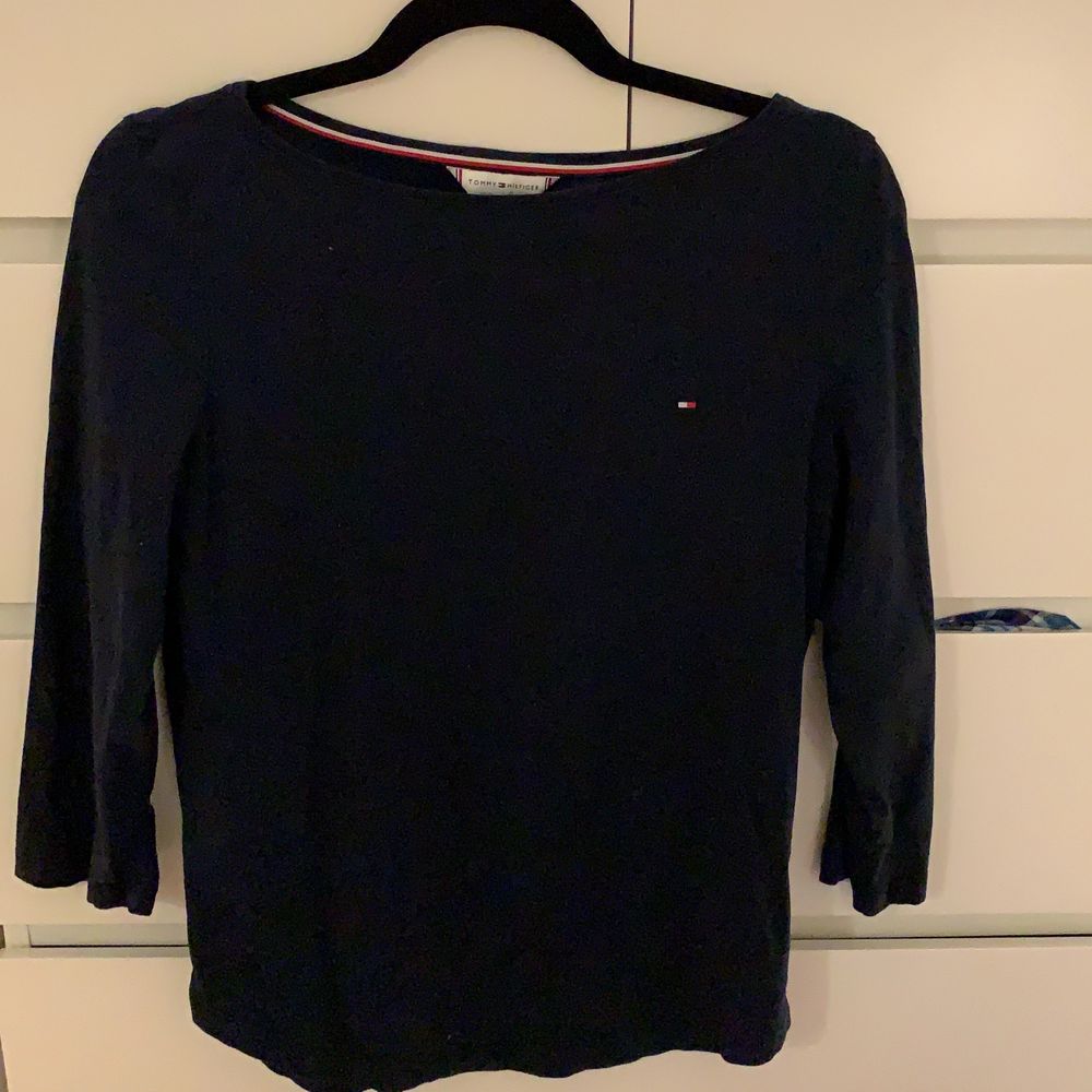 En tröja från Tommy Hilfiger. Aldrig använd, köpt 2019. I storlek S men passar XS och M. Pris går att diskuteras . Tröjor & Koftor.