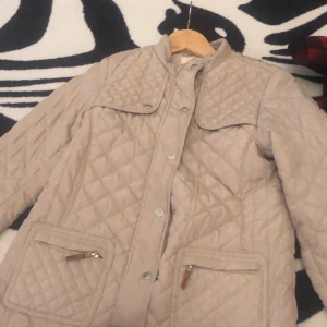 jacka - nyskick jacka  köparen står för frakt