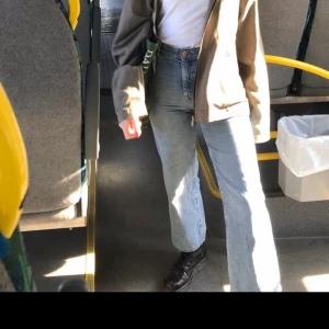 Highwaisted straihgt  jeans - Ljusblå highwaisted jeans som sitter snyggt vid midjan. Köpta nya från &otherstories från början.