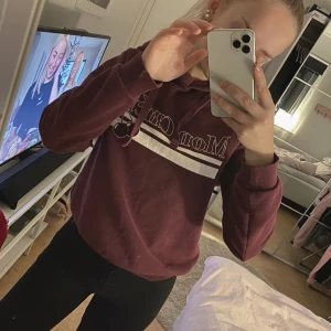 Hoodie - Hoodie från Gina Tricot. Super fin och säljer endast för att den börjar bli för liten för mig