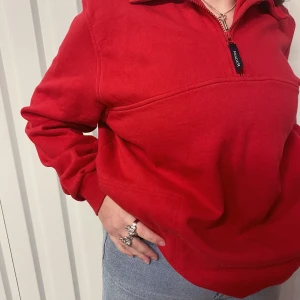Röd vintage sweatshirt - En röd vintage sweatshirt med dragkedja i fram, aldrig använd, super bra skick! Köparen står för frakten 💘 budgivning i kommenterarna✨ 