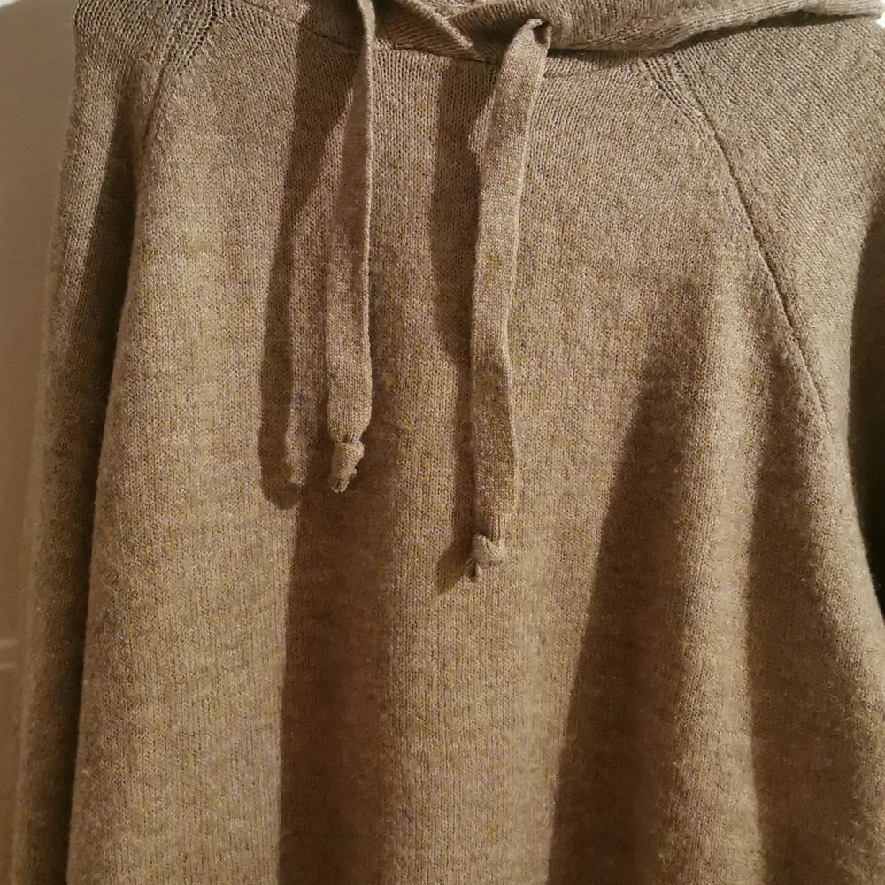 Jätte mysig hoodie. Sticks inte alls har andra hoodie hag använder mer än den så darför säljer jag den. Vid fråger eller andra funderingar så är det bara att skriva 💞 💞 💞 💞 . Huvtröjor & Träningströjor.