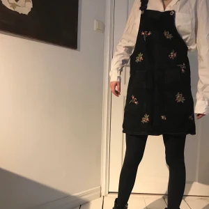 Klänning med hängslen - Klänning med hängslen från zara. Strl XS. Köparen står för frakten som ligger på 66 kr. Hör av dig om du är intresserad💞