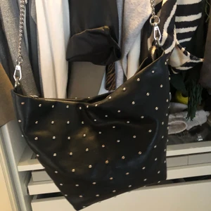Zara väska - Säljer nu min älskade zara väska då jag helt enkelt har för många. Väska är i bra skick inga defekter varken innuti eller utanpå. Kedjan är avtagbar🌟