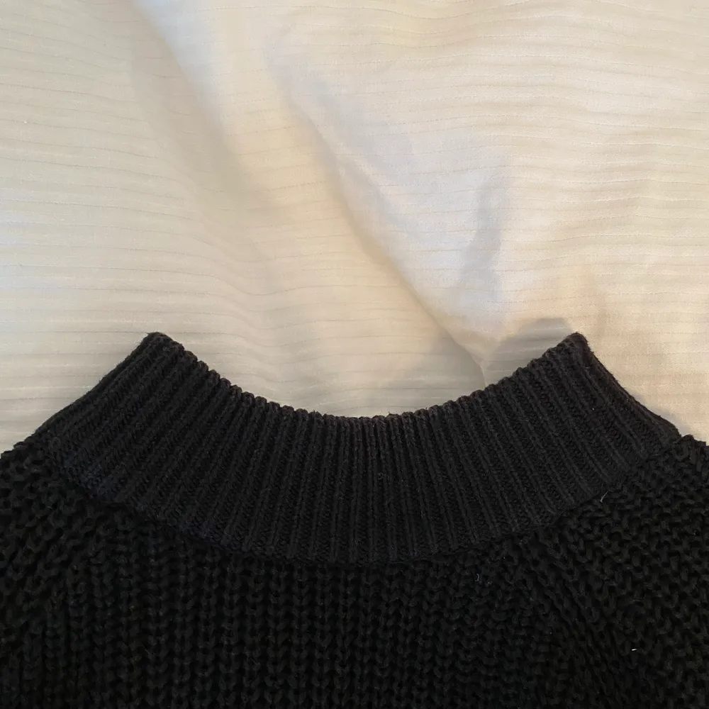 Hej jag säljer denna grov stickade tröjan från Gina tricot pågrund av att jag aldrig använder den. Storlek XL och färg svart och jag är 176cm lång. Säljer den för 150kr och köparen står för frakten.. Stickat.