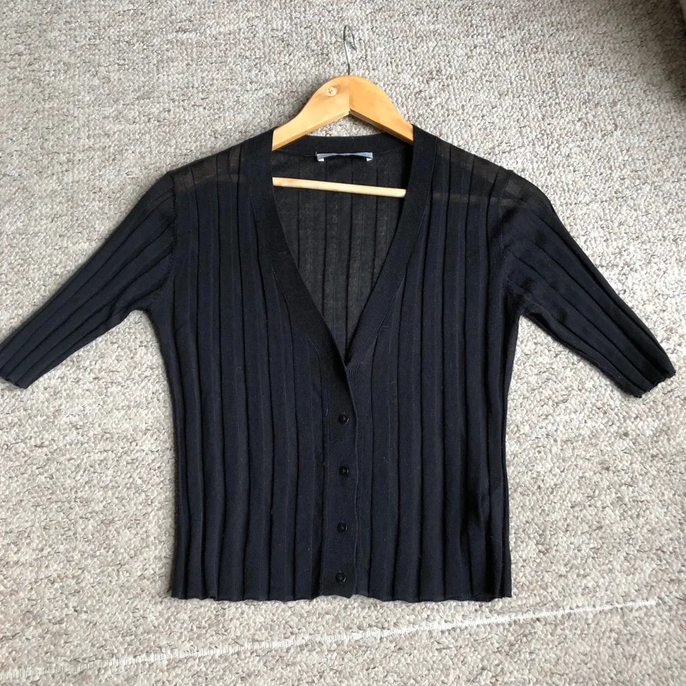 Black fine ribbed knit cardigan from Zara. Very nice material. Never used, condition is perfect. Size S, Will fit smaller too.. Toppar.