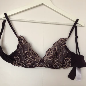 Bh - Spets bh med bygel utan padding. Omsydd av mig och därför är den one of a kind! Klippt ut paddingen. Kom privat vid intresse. Köpare står för frakten.