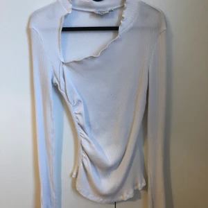 Tröja - Långärmad tröja från Hanna Schönberg X NAKD. Storlek M. Kan mötas upp i centrala Västerås eller Leksand. Skickas på poster mot en fraktkostnad på +69 kr. Finns på fler sidor. Tar endast emot betalning via swish.