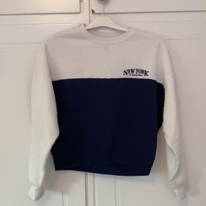 En vit blå tröja som kommer från HM😍😍 - Tröjan är vit och blå som är helt ren och inga hål 💛