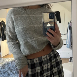 Stickad tröja  - Gråvit randig ylletröja från H&M i storlek S. Säljer för 180kr och köparen står för frakten 💞