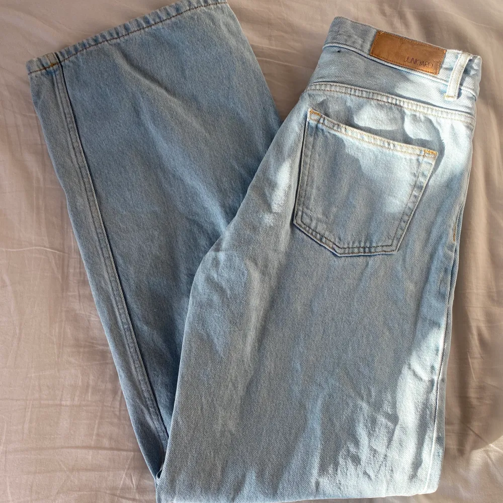 Säljer mina populära wide leg jeans från junkyard! Använda endast fåtal gånger, nypris var 499kr men jag säljer mina i nyskick för 200kr💙 Frakt tillkommer! Skriv vid frågor😚. Jeans & Byxor.
