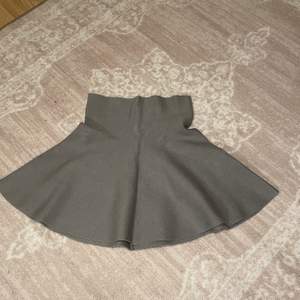 En fin utsvängd kjol i bomull vilket gör den tjock och varm, perfekt att använda på vintern/ hösten med ett par tights. Använd en gång. Pris kan diskuteras. ☺️