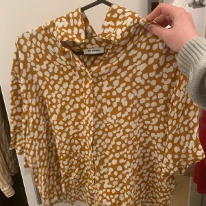 WEEKDAY skjorta - WEEKDAYskjorta/blus i orange/senapfärg i strlk s men passar mig som M ❤️ använd 1 gång.