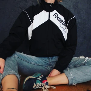 Reebok vindjacka - Bra skick! Modellen är 172 cm