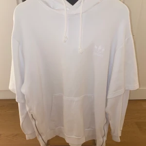 Adidas hoodie (man) - Vit adidas hoodie med dragkedjor på sidorna, trendig look!     Originalpris - 1000kr