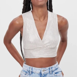 Festtopp - Supersnygg helt oanvänd festtopp. Säljer den för att den inte kommer till användning. (Prislappen kvar). I storlek M men skulle mer säga S. Buda i kommentarerna från 100kr.💞💞 HÖGSTA BUD: 215kr