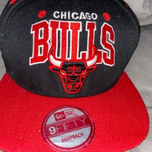 Lite intressekoll! - Köpte den här kepsen här på Plick men vet inte riktigt om jag tycker att den passar mig🙃 säljer vid bra pris! Jag köpte den för 266kr✨ vid fler intresserade blir det bud😌 köp direkt för 200 + frakt!