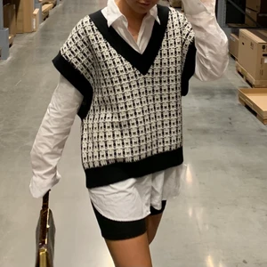 Stickad väst!  - Jättefin slutsåld stickad väst från gina tricot! Säljer den för jag inte har så stor användning av den. Använd 3 gånger ungefär och är som helt ny! Köpt för 479 kr. Jag är en XS men den passade mig bra om man vill ha den lite oversized men kan även passa S-L