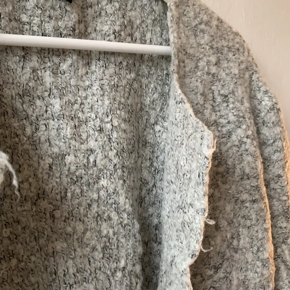 En stickad grå kofta från Lindex. Aldrig använd. Ordinarepris 199kr säljes för 40kr+ frakt. Storlek S. Neuletakit & Villapaidat.