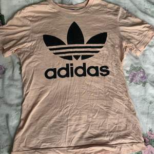 Säljer nu min t-shirt från adidas i färgen rosa/beige. Den behöver en ny ägare 💕