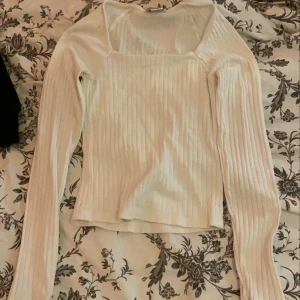 Monki tröja - Vit tröja ifrån monki med en rektangel skruren ”hals”. Som ny, 50kr+ frakt (skriv för att få bild på hur den ser ut på)