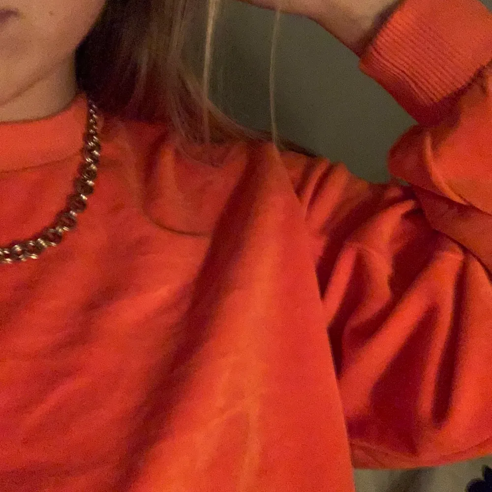 Fin och mysig orange sweater från Bershka🧡🧡 Jätteskönt material och knappast använd. Köparen står för fraktkostnaden🧡. Tröjor & Koftor.