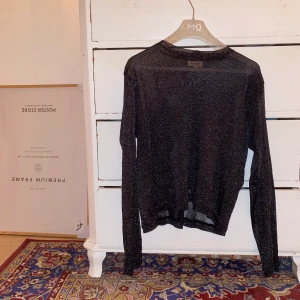 Glittrig meshtröja från Weekday  - Svart, glittrig, meshtröja från Weekday. Köparen står för frakt 🧡