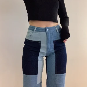 Patchwork-style jeans - Jeans med patchwork från Shein. Aldrig använda. Strl 36, midjemått 73 cm längd innerben 71 cm. Frakt 66kr. 