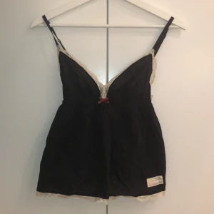 Linne - Jätte sött linne från Odd Molly som jag älskade när den fick plats på mig. Storleken 0 motsvarar cirka XS. Marinblå färg om det ej förekommer på bild. Justerbara axelband. Gott skick. 