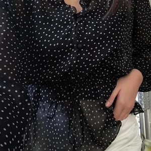 Prickig blus - Svart-vit prickig blus från NA-KD. Den är genomskinlig men jag bär ett svart linne under den i bilden. Knytbar midja! Frakt tillkommer <3