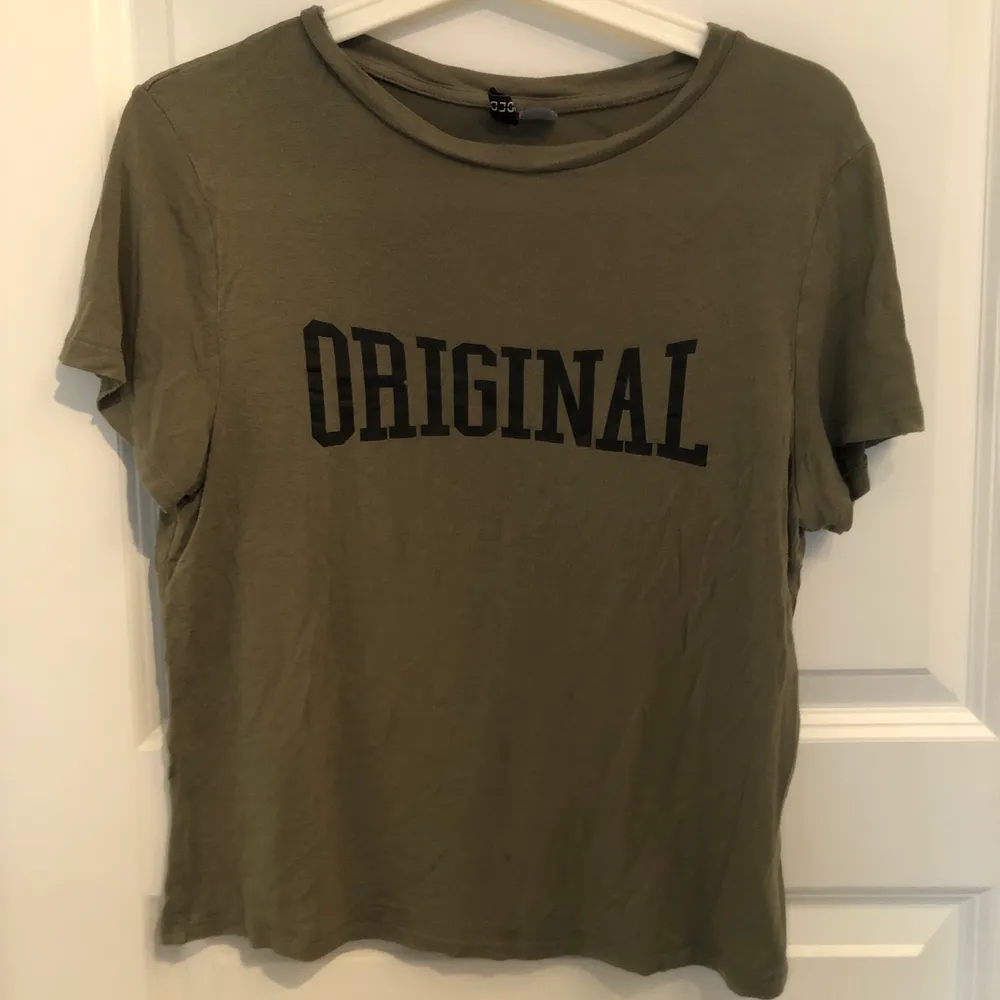Snygg militärgrön t-shirt från H&M, använt men bra skick. Storlek M men är otroligt stretchigt så passar större. Köparen står för frakten OBS finns billigare frakt men paketet är isåfall inte spårbart!. T-shirts.