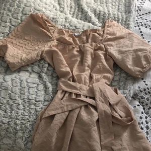 Klänning från NAKD stl. 36 - Klänning från NAKD, har enbart fotograferats i den. 200kr + frakt