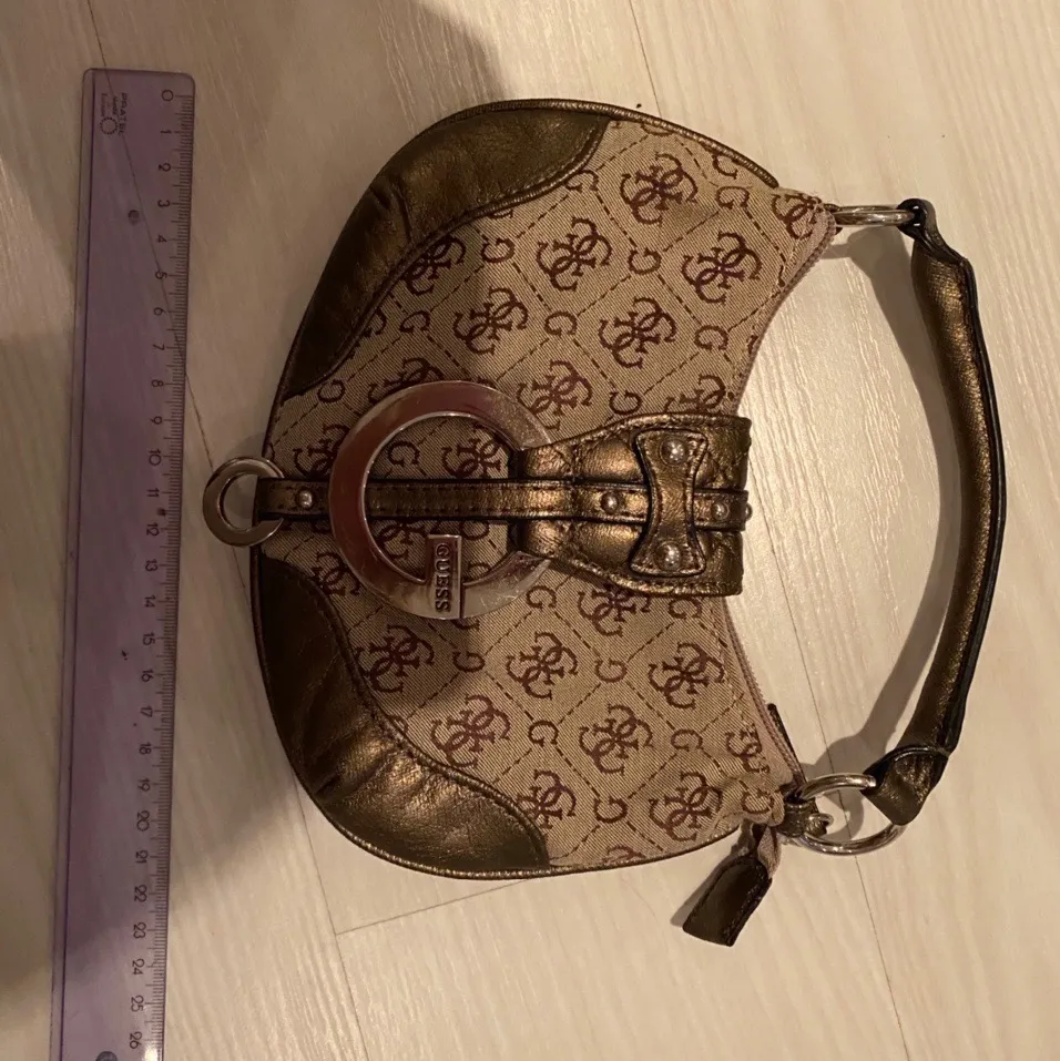 Tiny handbag/purse by Guess. (About the size of a wallet) Never worn and in perfect conditions. 🤍🤎 . Väskor.