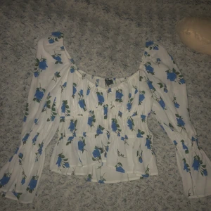 Oanvänd gullig blus - Jättegullig blommig blus från Bershka. Säljer då den inte kommit till användning. Prislappen sitter kvar till och med. 