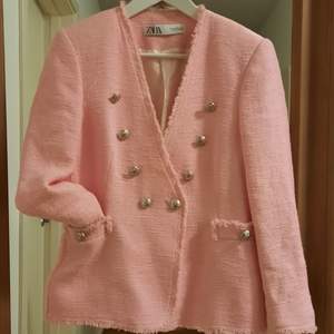 Zara kavaj i baby rosa färg, super chic med silver knappar. Super skön och väldigt fin till andra pastell kläder eller en enkel svart klänning under.  Priset är ex porto