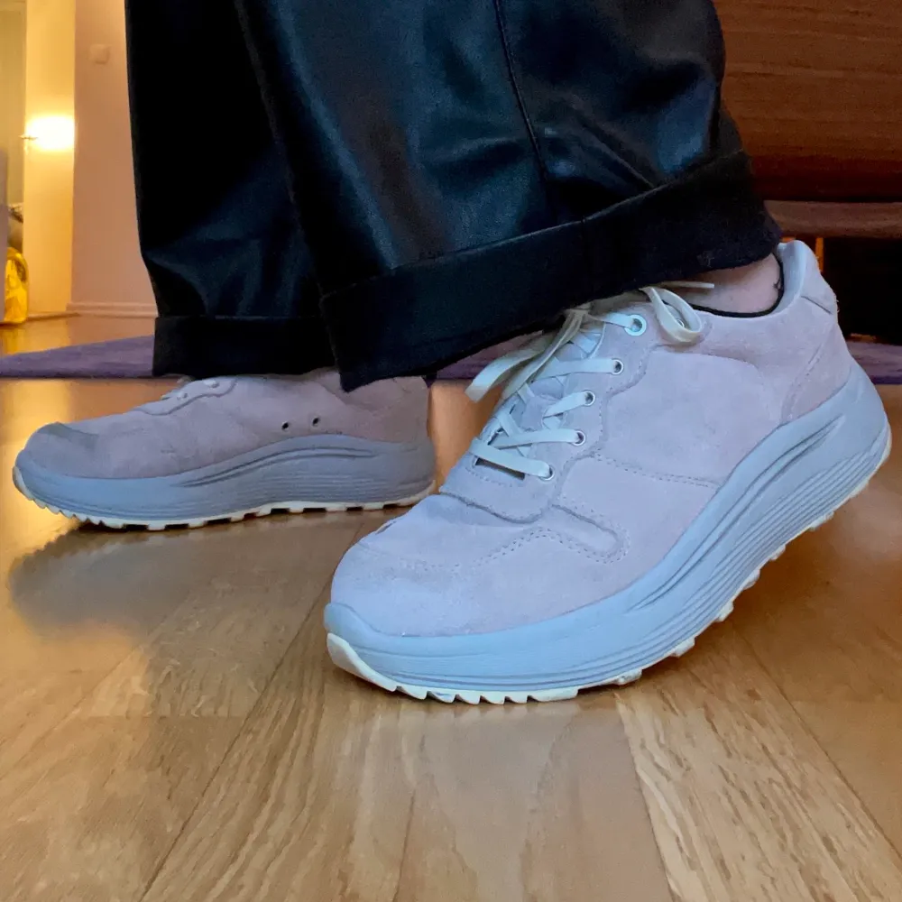 Eytys ”Jet Combo Suede Sneakers” i rosa, med grå sula. Använda max 6 gånger. Liten fläck på framsidan av ena skon, därav det lägre priset. Annars felfria!. Skor.