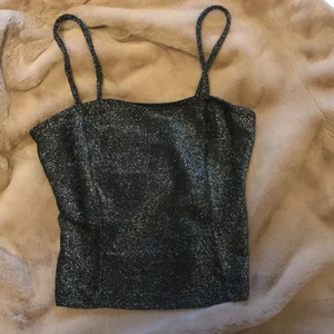 Glittertopp från Gina - Supersöt glittertopp från Gina Tricot i strl S men passar även M. 50kr plus frakt🥰