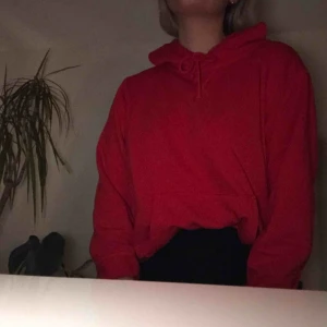  - Super skön röd hoodie <3 säljs pga attraktiv har tröttnat men fortfarande en av dom skönaste tröjorna jag har<3