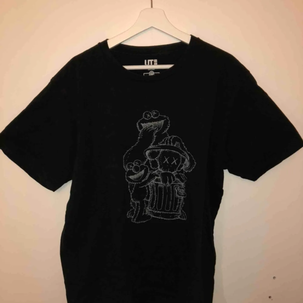 Kaws x Uniqlo x Sesame Street T-shirt, sparsamt använd. Möts upp i Stockholm efter så kostar frakt 36kr. . T-shirts.