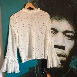  - Fin blus från Bikbok i plisserat/våfflat, smått genomskinligt material. Den är oanvänd och därför i fint skick. Fraktkostnad tillkommer 