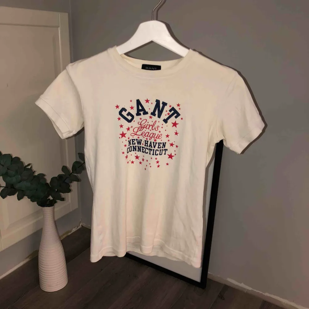 Vit t-shirt från GANT med tryck i fint skick. Storlek XS men passar även S Frakt tillkommer!😊 . T-shirts.
