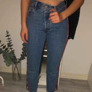  - Helt nya Levis jeans med blå/röd Levis revär på sidorna. Säljer pga att de var försmå när jag fick hem dem. Nypris 999kr. Säljer nu för 600kr och frakt ingår😊