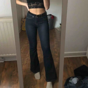 - Mörkblå bootcut jeans i storlek S/30. Jag är 1,65 och så sitter dem på mig.  Dem är elastiska. Köptes på salt och är i bra skick. Användes under en klassresa.