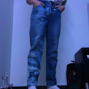  - Ett par asballa jeans som jag köpte på humana för ett år sen som jag sedan blekte ena benet på. Tyvärr är det ett ganska stort hål under bakfickan, men annars gott skick. Möts i sthlm annars står köparen för frakten :)
