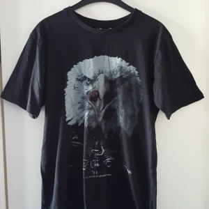  - Vintage svart t-shirt i storlek M. I fint skick.fraktkostnad blir 56kr.