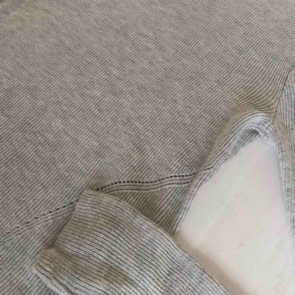 H&M stickad ljusgrå tröja tight men har stretch, slutar på höftbenet (så normallängd?) gratis frakt 60kr. Toppar.
