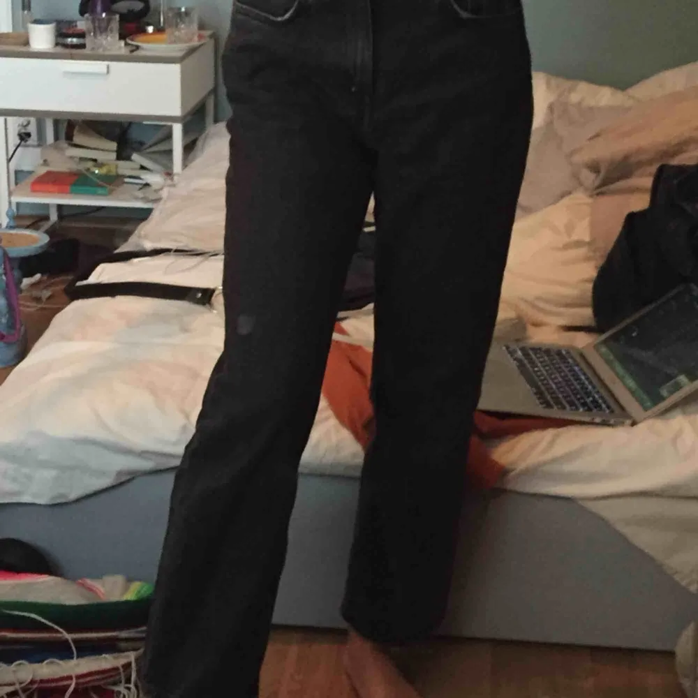 Ett par grå/svarta weekday jeans i modellen Voyage! Säljer på grund av att dem är lite för stora i midjan🥰. Jeans & Byxor.