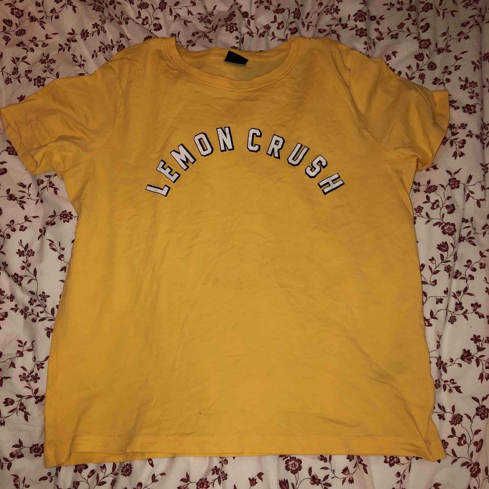 Fin gul T-shirt från ginatricot som är i mycket bra skick.. T-shirts.