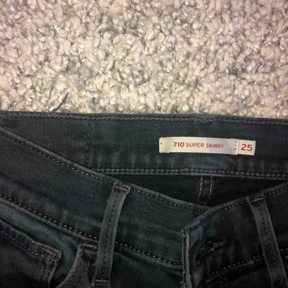 Svart-gråa levi’s jeans i modellen 710 super skinny. Använda ett fåtal gånger. Galet stretchiga och passar storlek small-medium jag är ungefär 36 vanligtvis och dom passar mig bra! Nypris 1100kr. Jeans & Byxor.