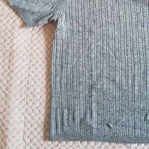  - Blågrön ribbstickad t-shirt 